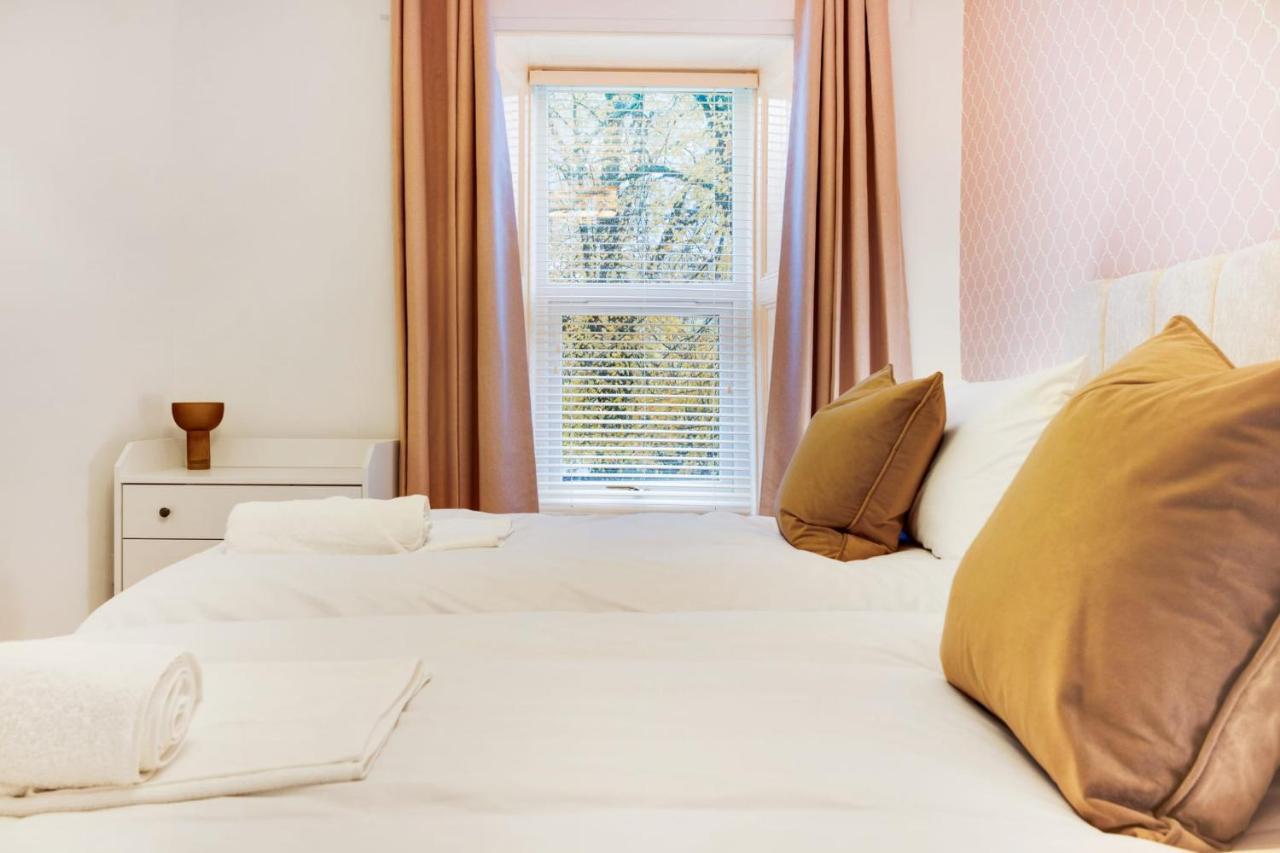 New! Luxurious In Durham By With Us, Ideal For Large Groups & Families, Hot Tub, Sleeps 10!
