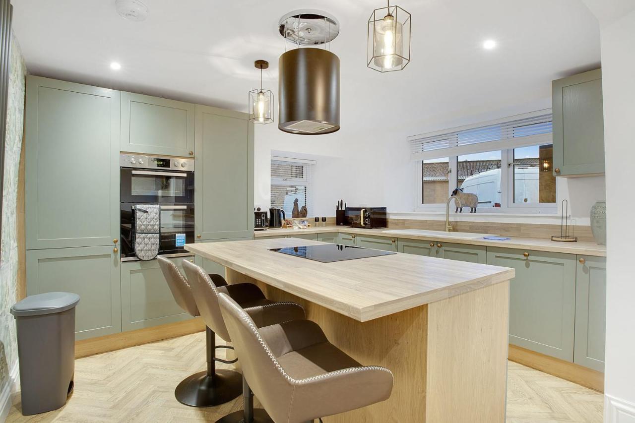 New! Luxurious In Durham By With Us, Ideal For Large Groups & Families, Hot Tub, Sleeps 10! Casa vacanze *