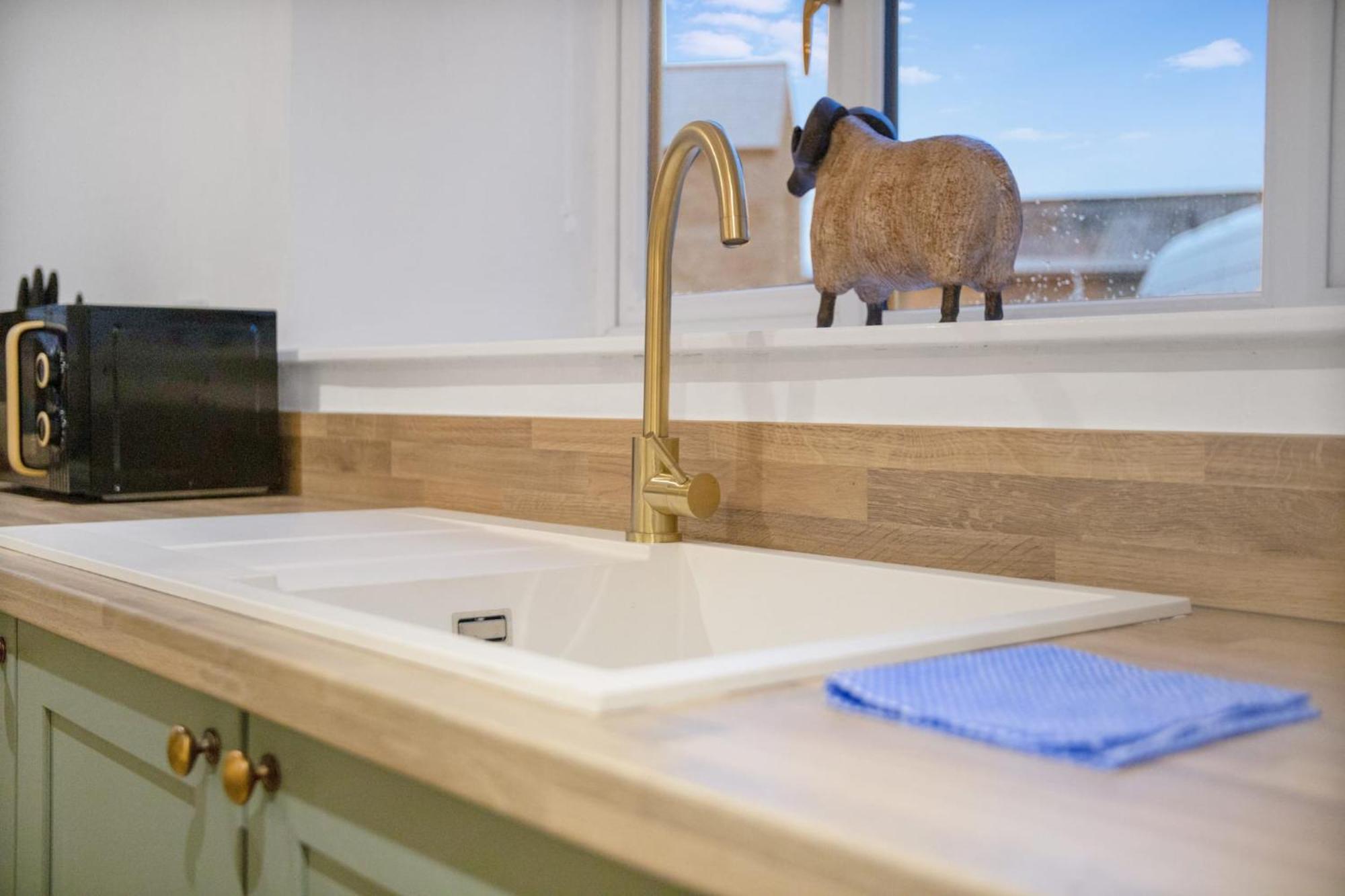 New! Luxurious In Durham By With Us, Ideal For Large Groups & Families, Hot Tub, Sleeps 10! * Bishop Auckland