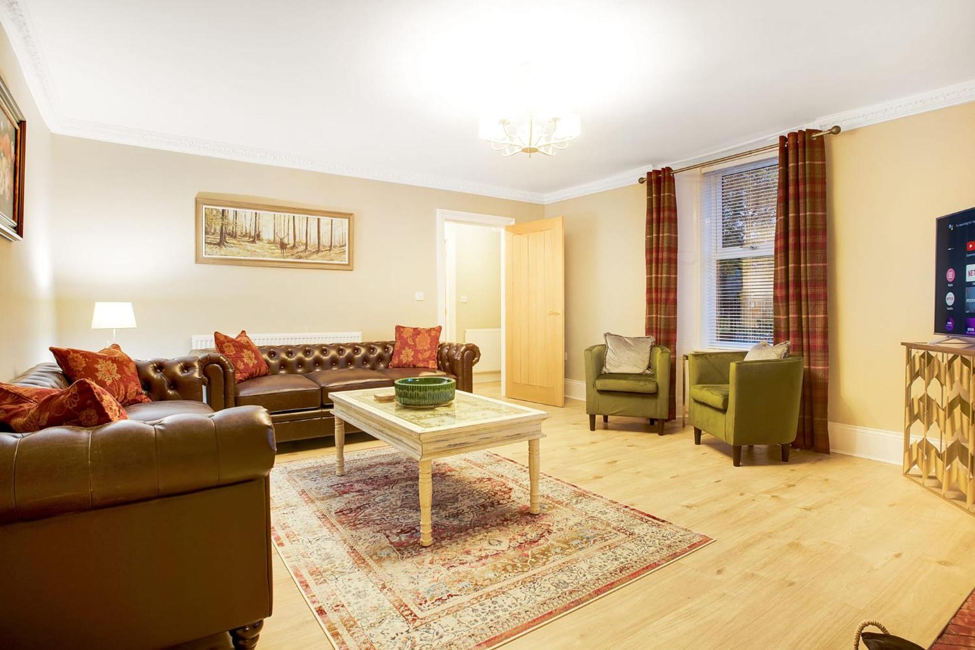 New! Luxurious In Durham By With Us, Ideal For Large Groups & Families, Hot Tub, Sleeps 10! *