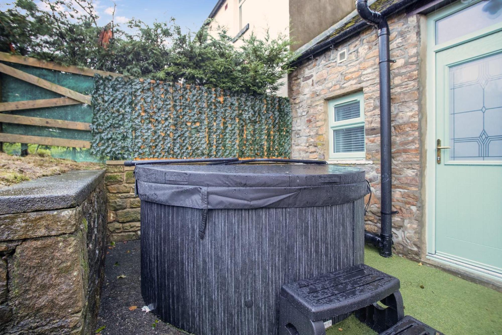New! Luxurious In Durham By With Us, Ideal For Large Groups & Families, Hot Tub, Sleeps 10! *